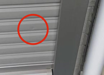 車庫のシャッターの傷